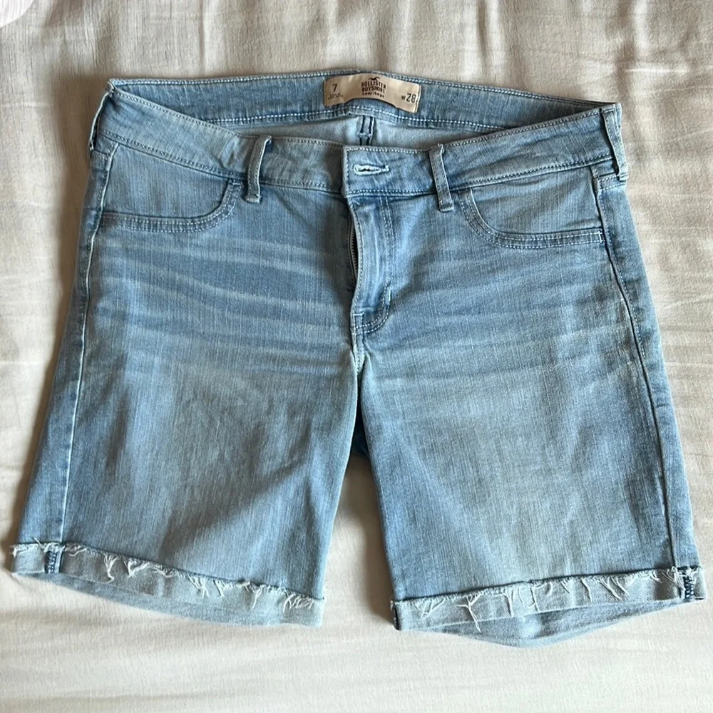Hollister Low-Rise Light Wash Denim Boyshort Size 28 - Picture 1 of 5